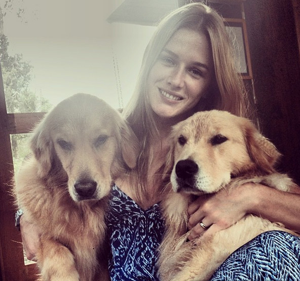 Fiorella Matheis mostra seu amor por suas cachorras
