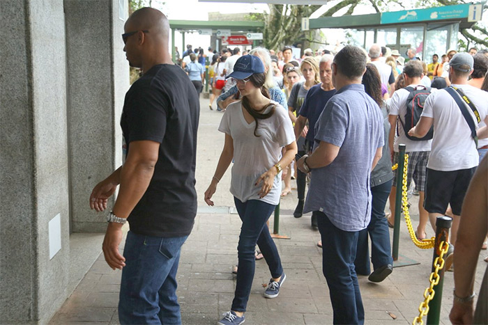 Cantora Lana Del Rey visita o Corcovado no Rio de Janeiro