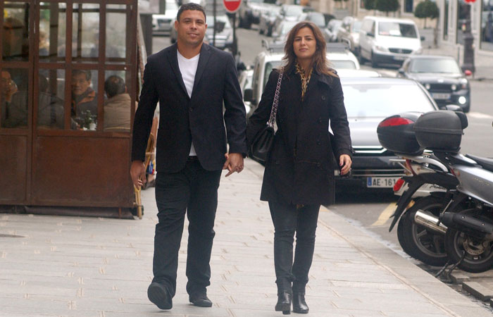 Ronaldo e Paula Morais passeiam juntinhos por Paris