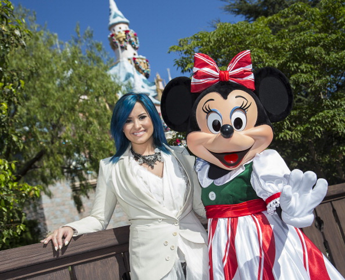 Demi Lovato posa ao lado da Minnie em gravação de especial