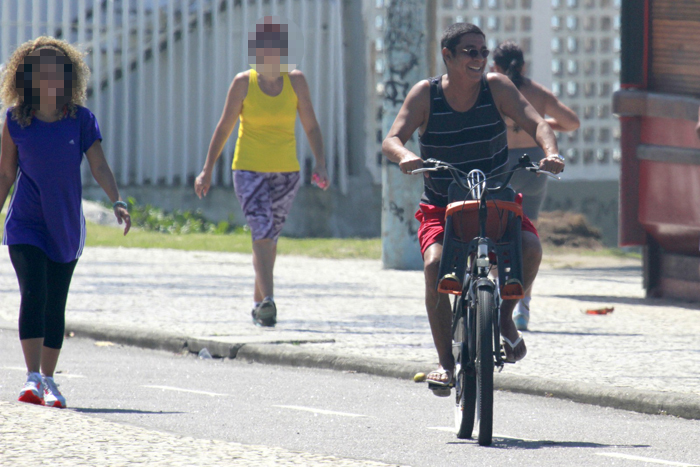 Zeca Pagodinho passeia de bike pelo Rio de Janeiro