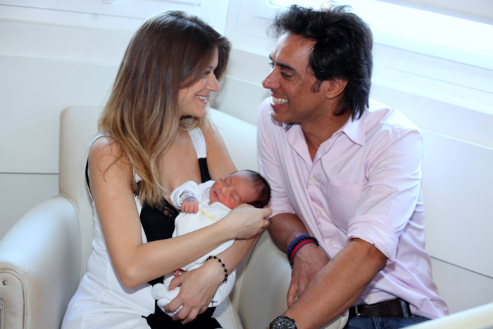 Guilherme, da dupla Guilherme & Santiago, deixa a maternidade com o filho