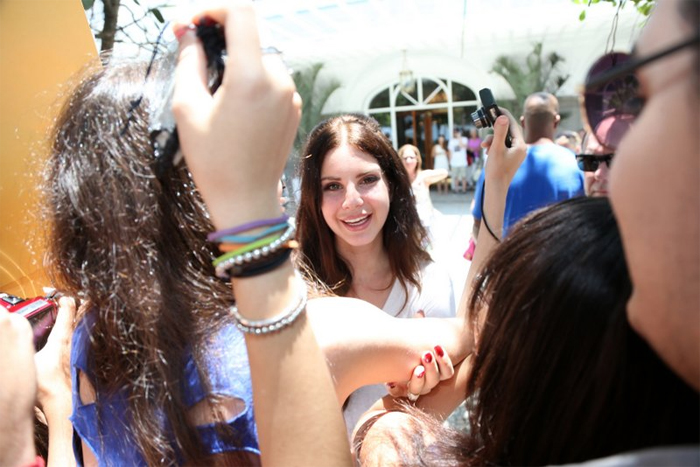 Lana Del Rey conversa com fãs em hotel no Rio