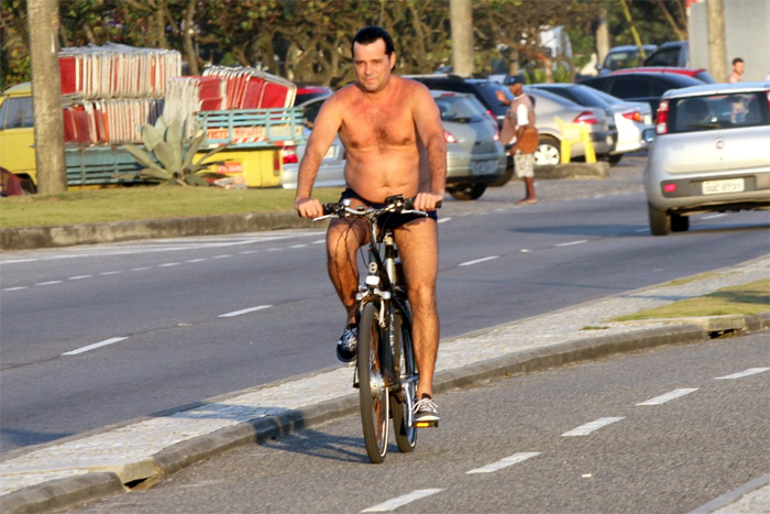 De férias, Felipe Camargo pedala pela Barra da Tijuca