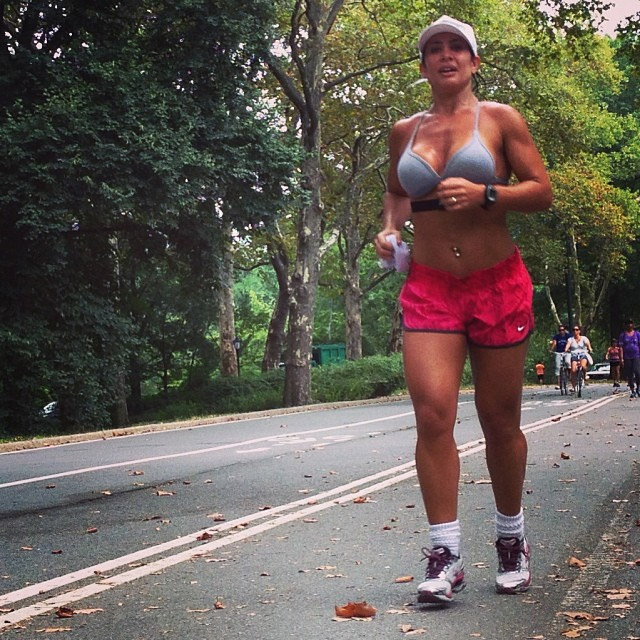 Sheila Carvalho se exercita de top e shortinho no Central Park