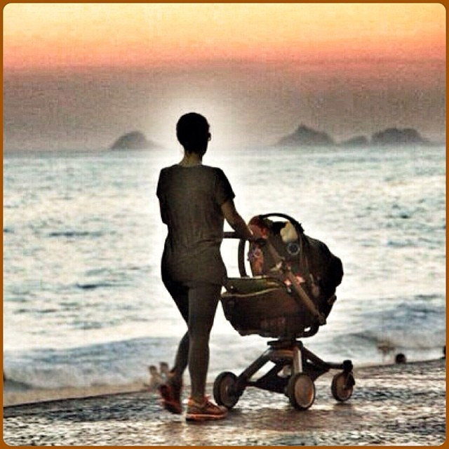 Guilhermina Guinle posta foto passeando com a filha ao pôr do sol