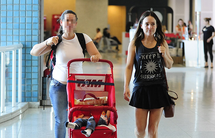 Gabriela Duarte e Letícia Sabatella embarcam em aeroporto no Rio