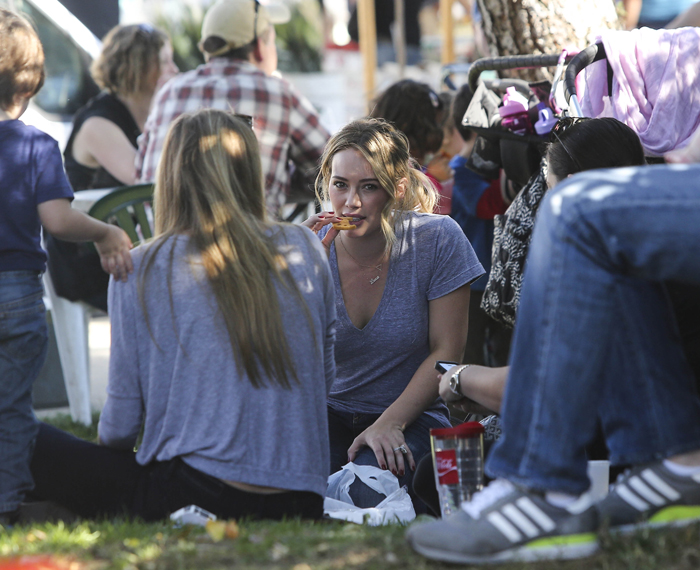 Hilary Duff curte pic-nic com a família e amigos