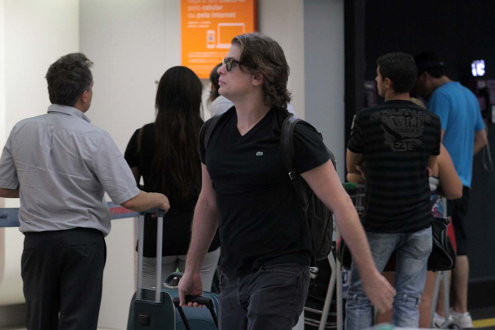 Fábio Assunção embarca em aeroporto paulista