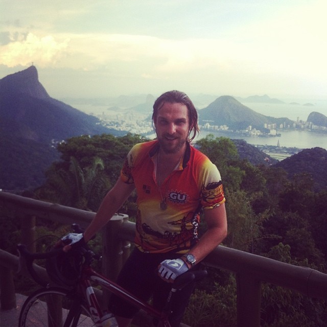 Igor Rickli pratica ciclismo pelos morros cariocas