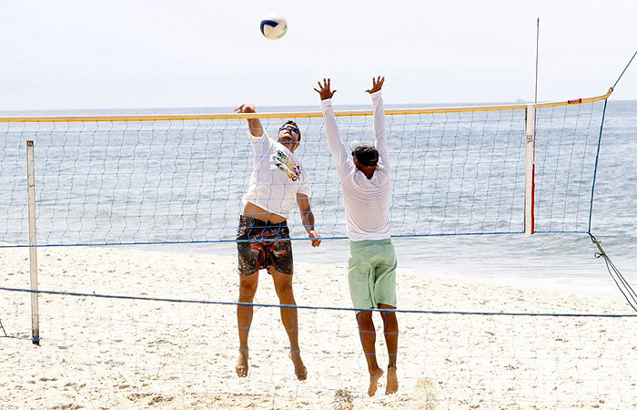 Rodrigo Hilbert tem aula de vôlei na praia do Leblon