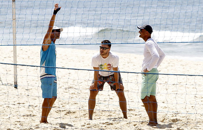 Rodrigo Hilbert tem aula de vôlei na praia do Leblon