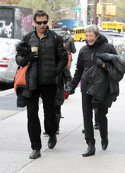 Hugh Jackman enfrenta o frio de NY para passear com a mãe
