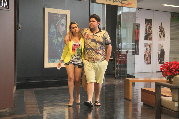 Mais magro, Cesar Menotti passeia pelo shopping com sua esposa