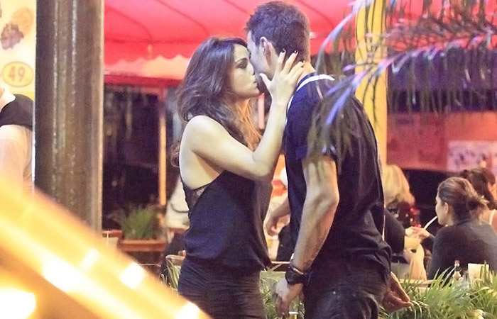 Nanda Costa troca beijos e carinhos com homem em restaurante carioca