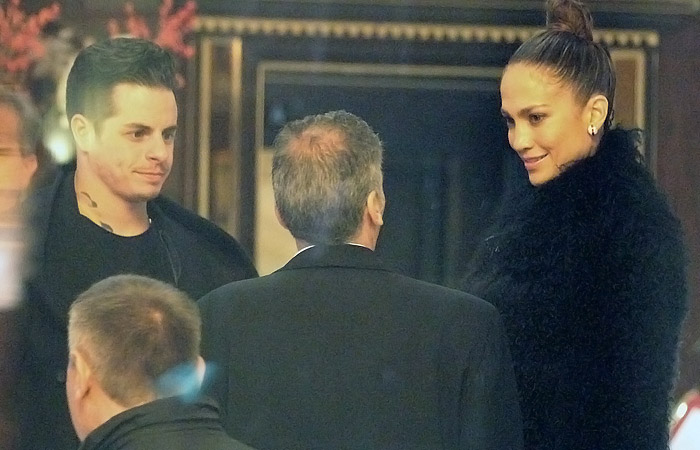 Elegante, Jennifer Lopez janta em Roma com o namorado Casper Smart