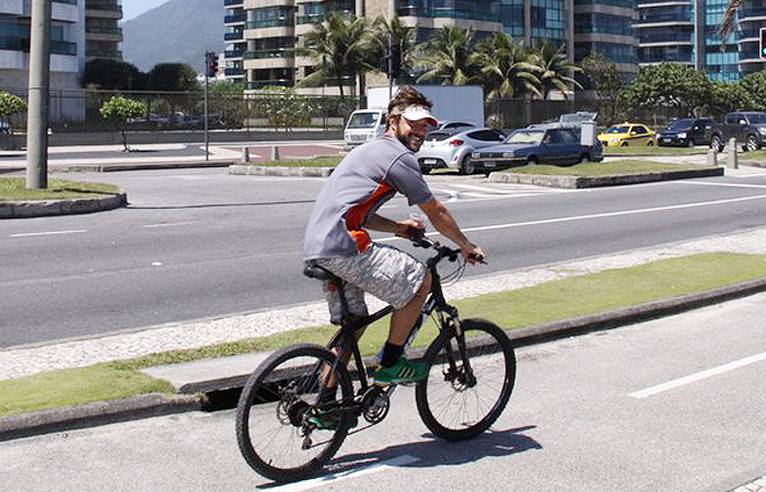 Kayky Brito passeia pela orla carioca