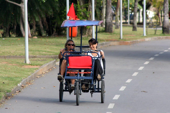 Geovanna Tominaga passeia de triciclo com amiga no Rio de Janeiro