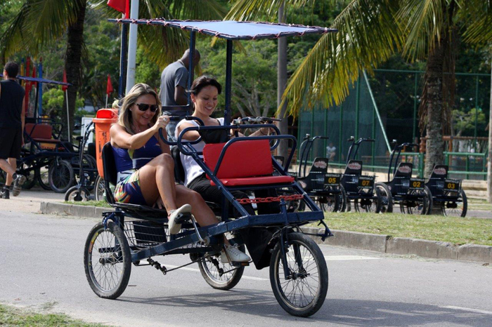 Geovanna Tominaga passeia de triciclo com amiga no Rio de Janeiro