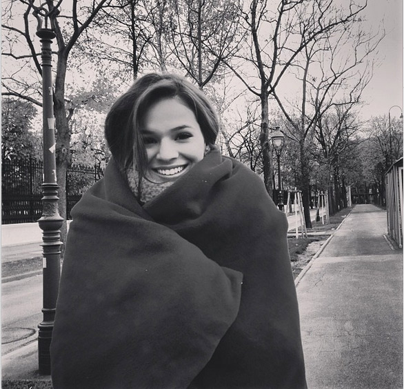 Bruna Marquezine se enrola no cobertor para espantar o frio, em Viena