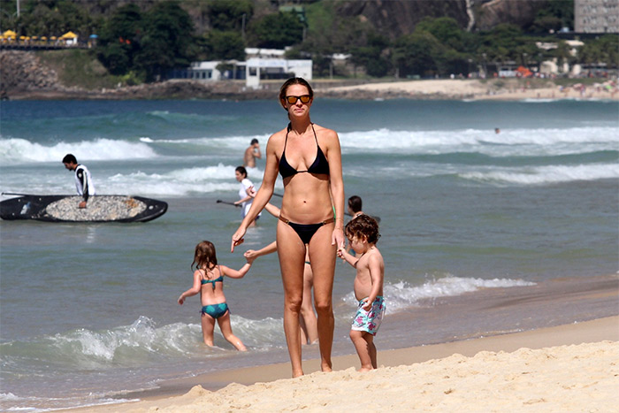 Letícia Birkheuer mostra o corpão em dia de praia com o filho