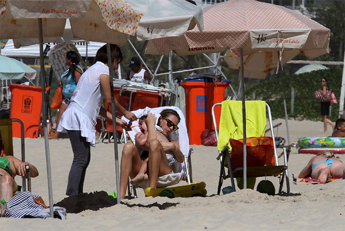 Letícia Birkheuer mostra o corpão em dia de praia com o filho