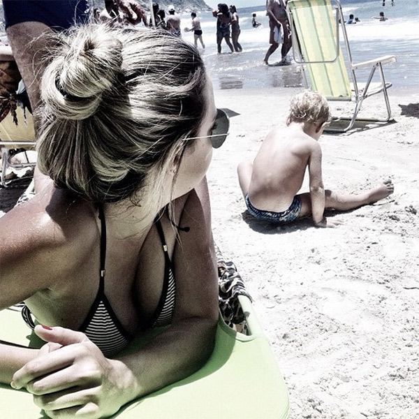Filho de Neymar vai à praia com a mãe, Carol Dantas