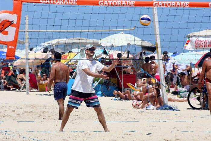 Fernanda Lima e Rodrigo Hilbert levam os filhos gêmeos para curtir a praia 