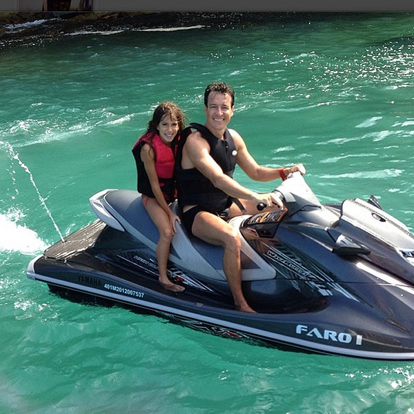 Rodrigo Faro passeia de jet ski com as filhas