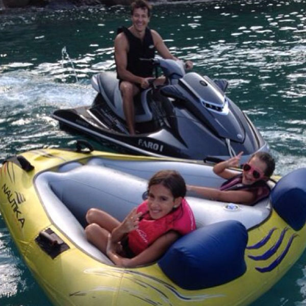 Rodrigo Faro passeia de jet ski com as filhas