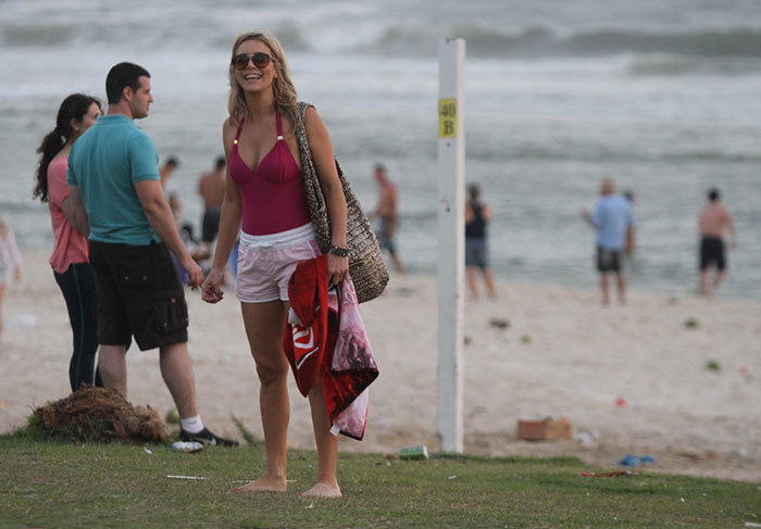 Depois da praia, Christine Fernandes joga futebol com o filho
