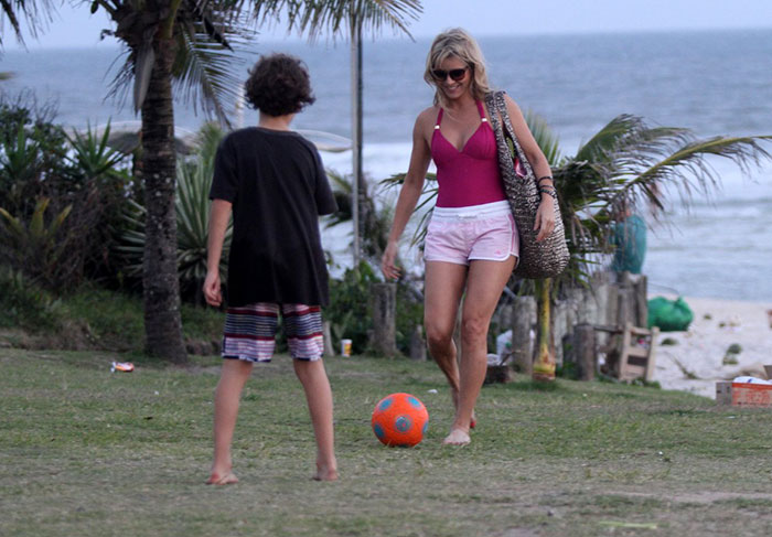 Depois da praia, Christine Fernandes joga futebol com o filho