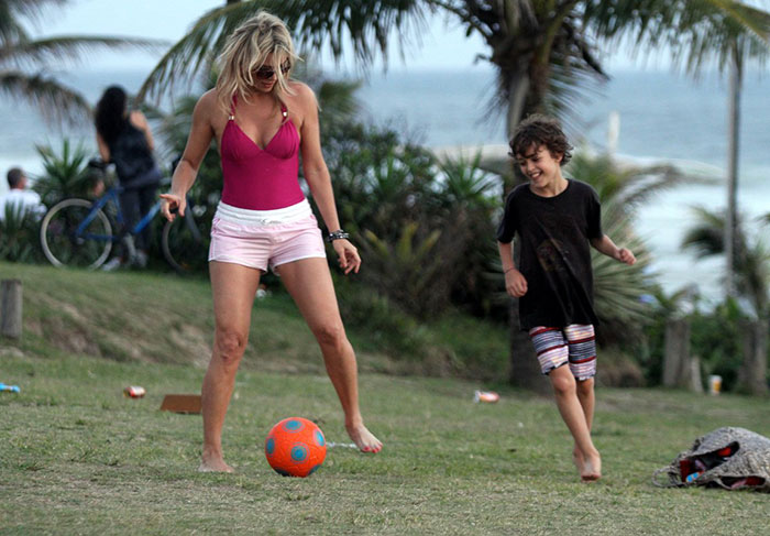 Depois da praia, Christine Fernandes joga futebol com o filho