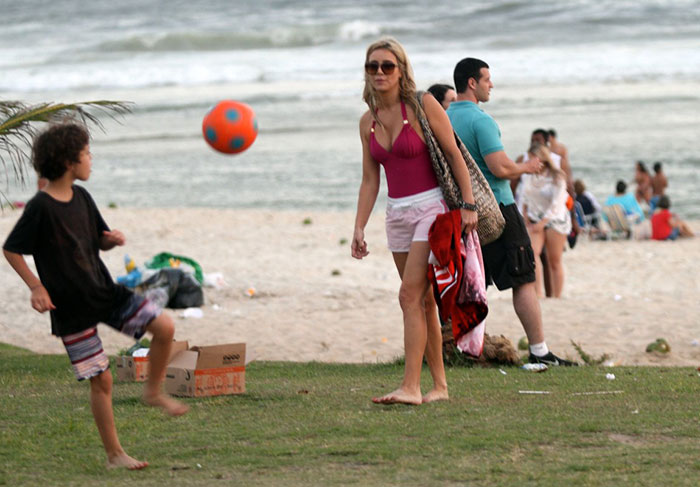 Depois da praia, Christine Fernandes joga futebol com o filho