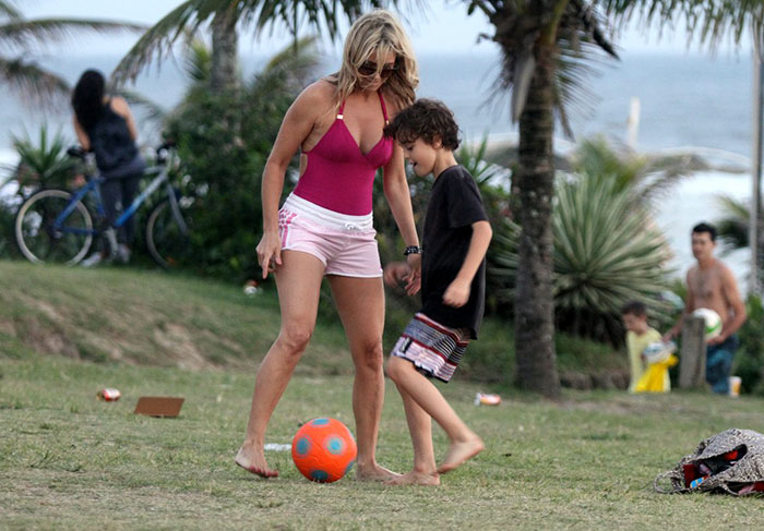 Depois da praia, Christine Fernandes joga futebol com o filho