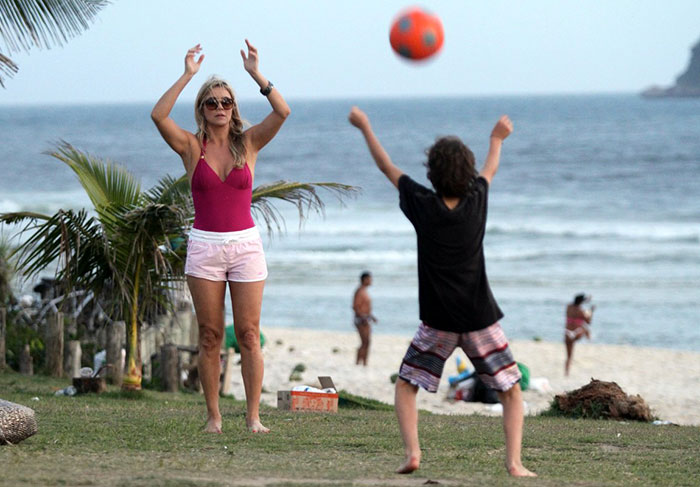 Depois da praia, Christine Fernandes joga futebol com o filho