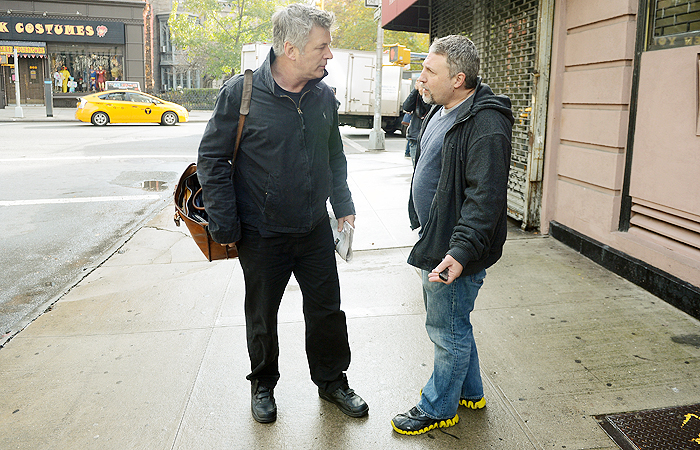Em Nova York, Alec Baldwin quebra o pau com repórter e chama a polícia 