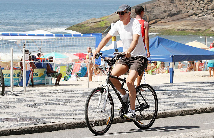 Marcos Caruso anda de bicicleta no Leblon