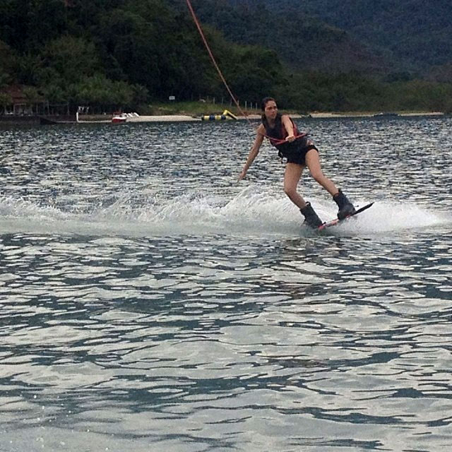 Daniela Albuquerque pratica wakeboard em Angra dos Reis