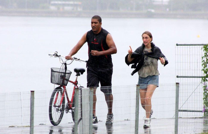 Mesmo com chuva, Betty Gofman se exercita na Lagoa Rodrigo de Freitas