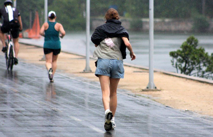 Mesmo com chuva, Betty Gofman se exercita na Lagoa Rodrigo de Freitas