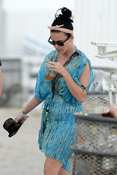 Katy Perry relaxa em dia de praia com os amigos
