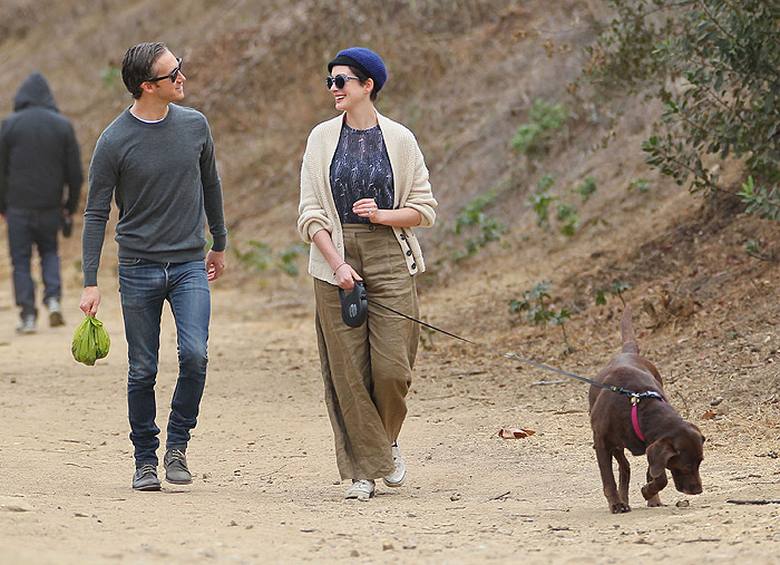 Anne Hathaway usa roupa estranha para passear com sua cachorra