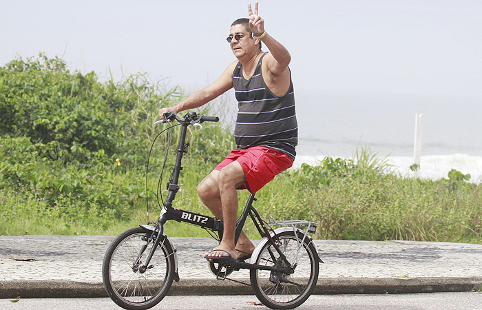 Zeca Pagodinho pedala pela orla da Barra da Tijuca