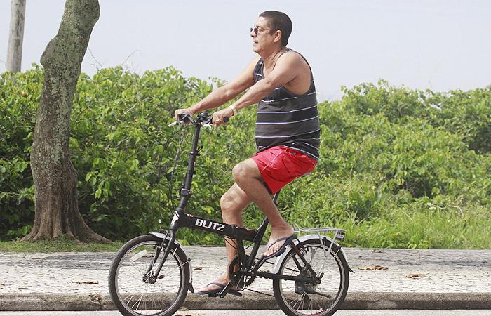 Zeca Pagodinho pedala pela orla da Barra da Tijuca