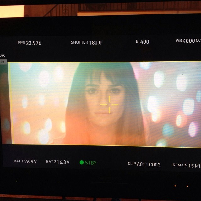 Lea Michele mostra os bastidores de seu primeiro clipe