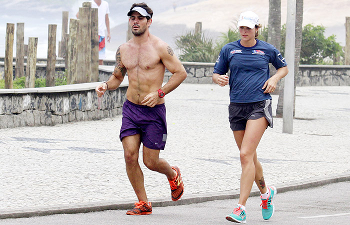 Sem camisa, Juliano Cazarré mostra a boa forma ao correr na praia