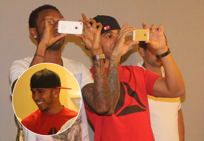 Lewis Hamilton visita o barracão da Grande Rio e fotografa tudo com seu celular