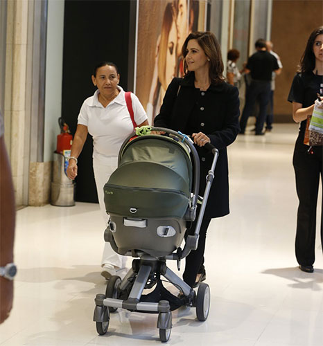 Guilhermina Guinle passeia com a filha em shopping carioca