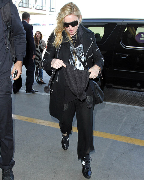 Madonna circula por Los Angeles com aparência renovada